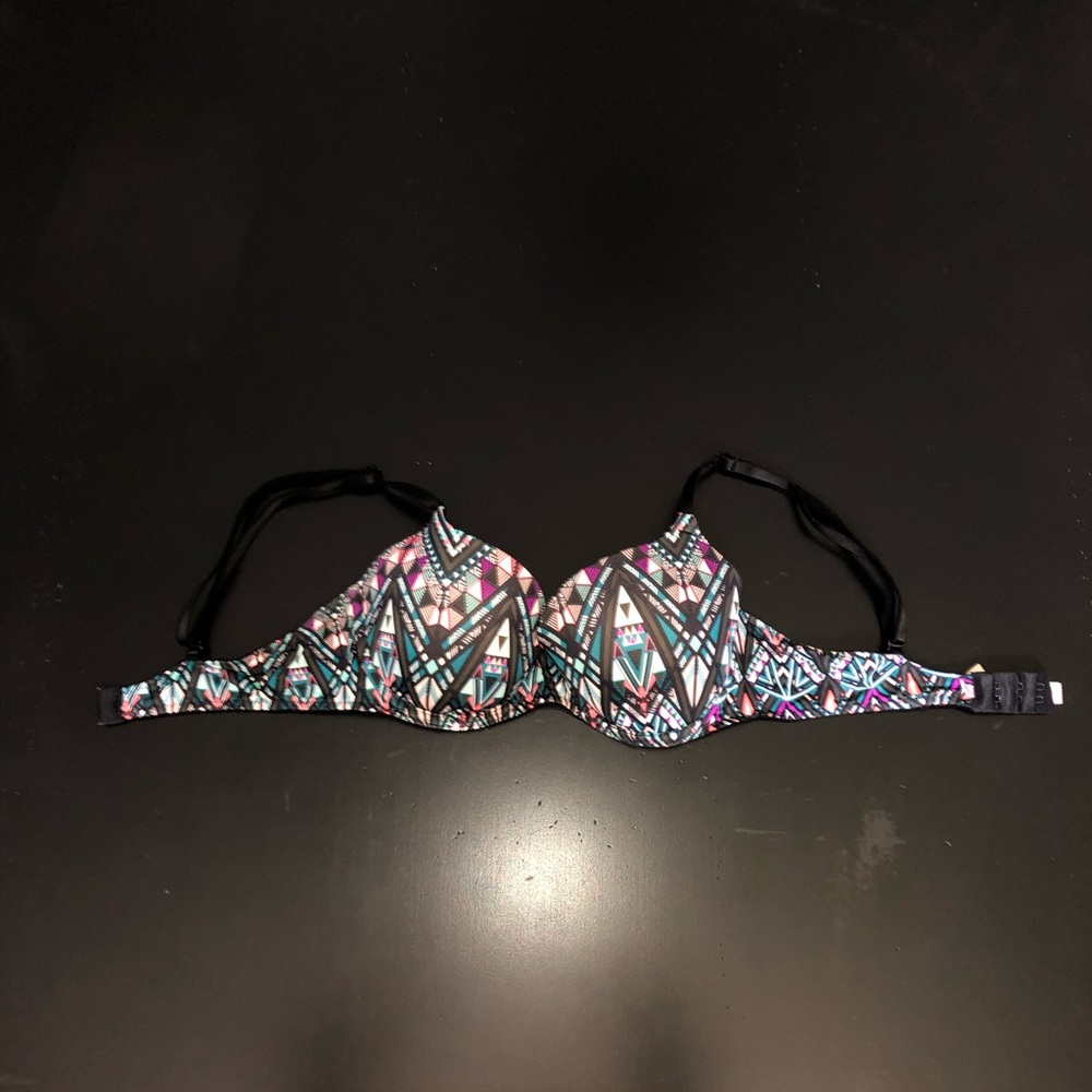 VS Pink geometric print lightly lined t shirt bra 34C